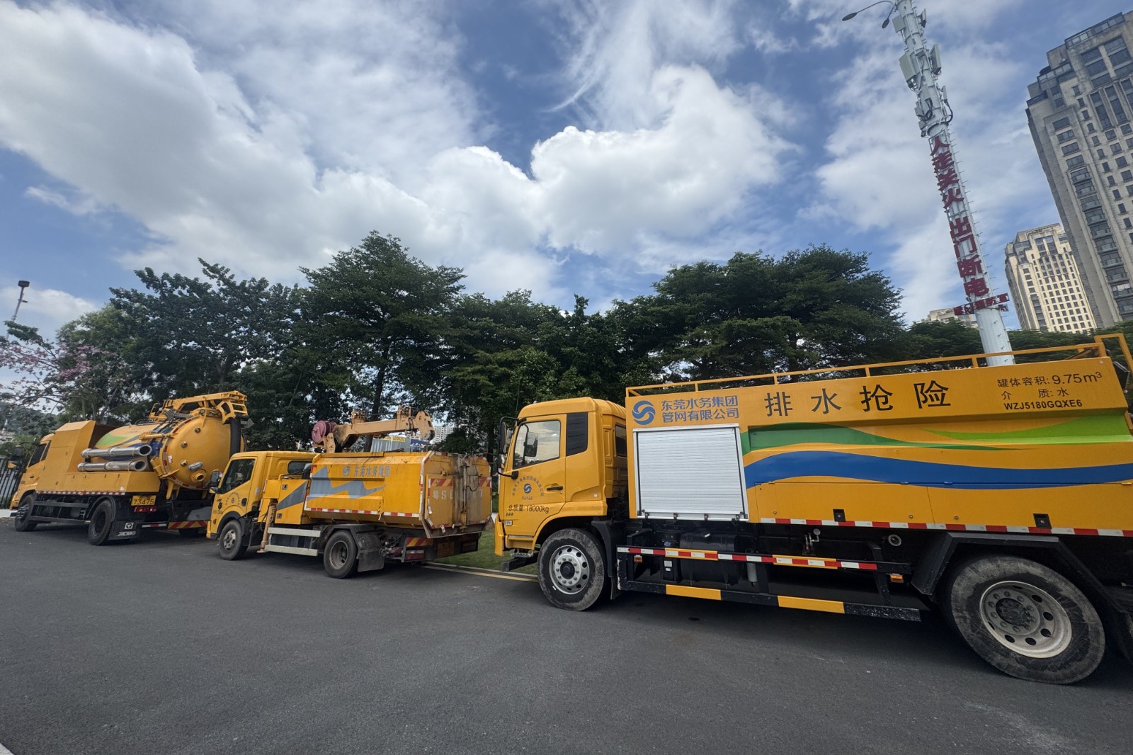 龍吸水等搶險車輛準備就位.jpg 龍吸水等搶險車輛準備就位.jpg